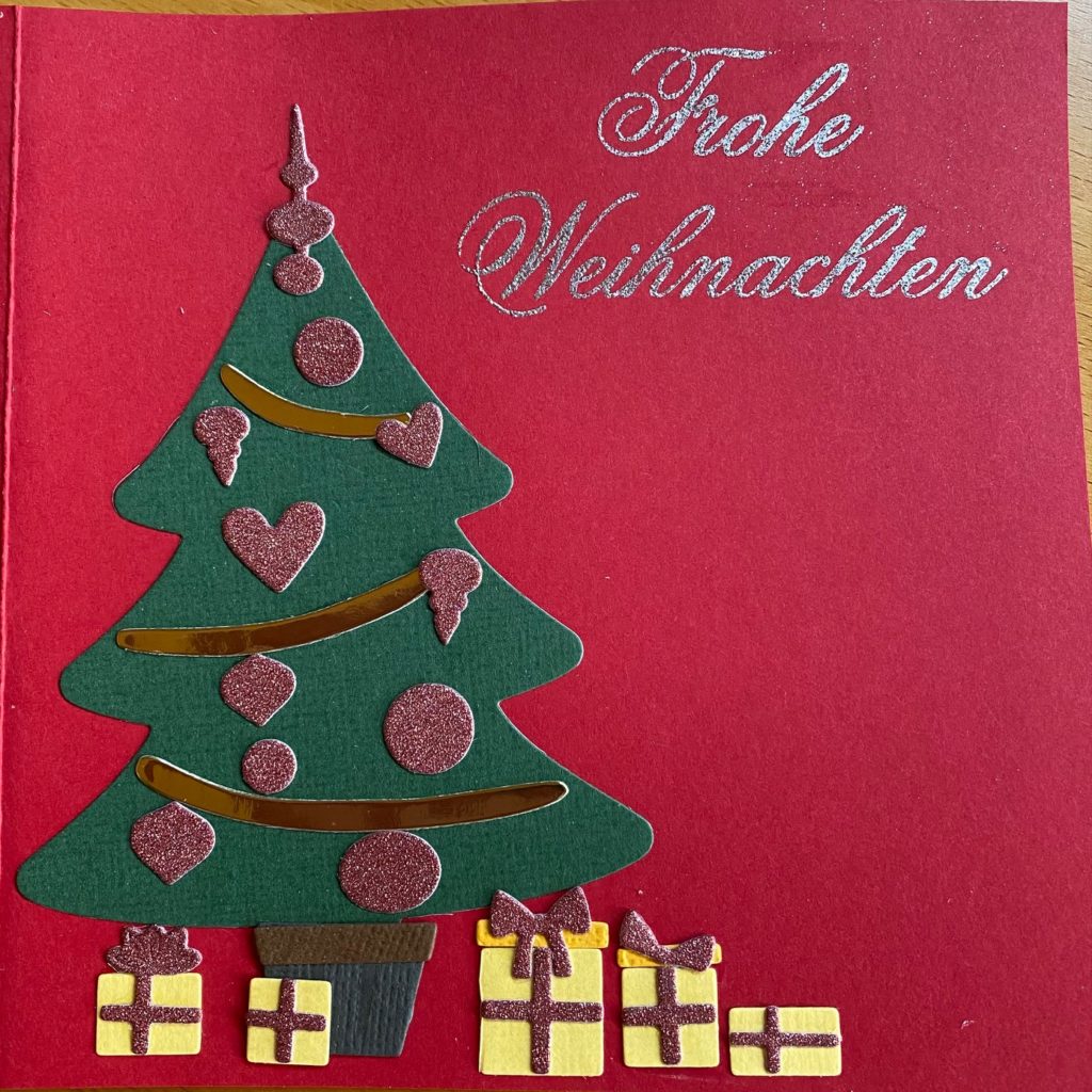 Weihnachtsbaum geschmückt mit Geschenken